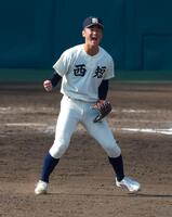 　９回を３人で抑え笑顔を見せる西日本短大付・中野（撮影・石湯恒介）