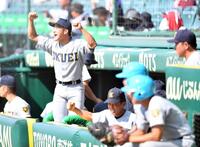 　５回、川尻結大が逆転の右前適時打を放ち大喜びの仙台育英ナイン（撮影・開出牧）