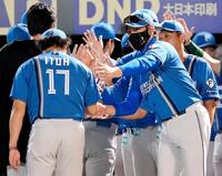 　１２勝目を挙げた伊藤（17）をねぎらう新庄監督