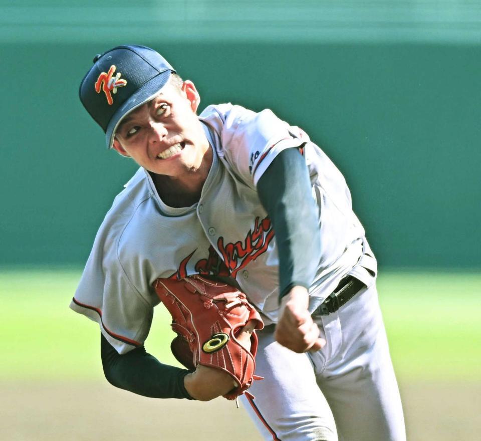 　６回から登板し、力投する京都国際・西村（撮影・西田忠信）