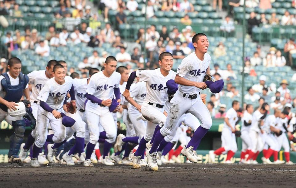 　スタンドへ駆け出す関東第一ナイン（撮影・西田忠信）
