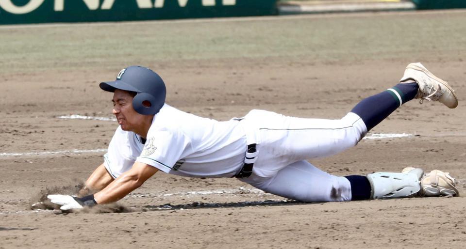 　９回、二ゴロでヘッドスライディングも及ばずアウトになる岡山学芸館・又吉