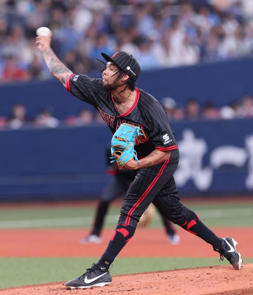 　西武打線を相手に力投するエスピノーザ（撮影・立川洋一郎）