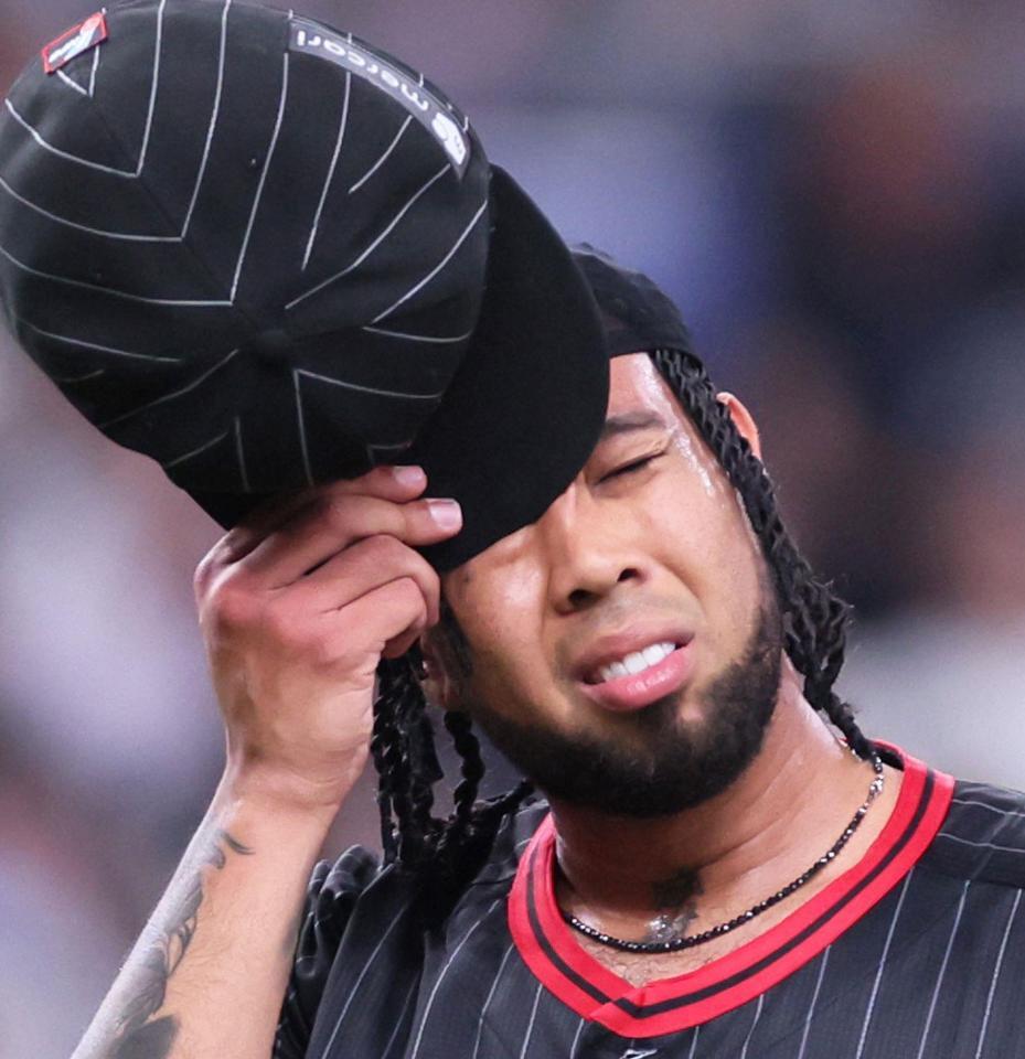 　４回、長谷川に四球を与えて顔をしかめるエスピノーザ（撮影・立川洋一郎）