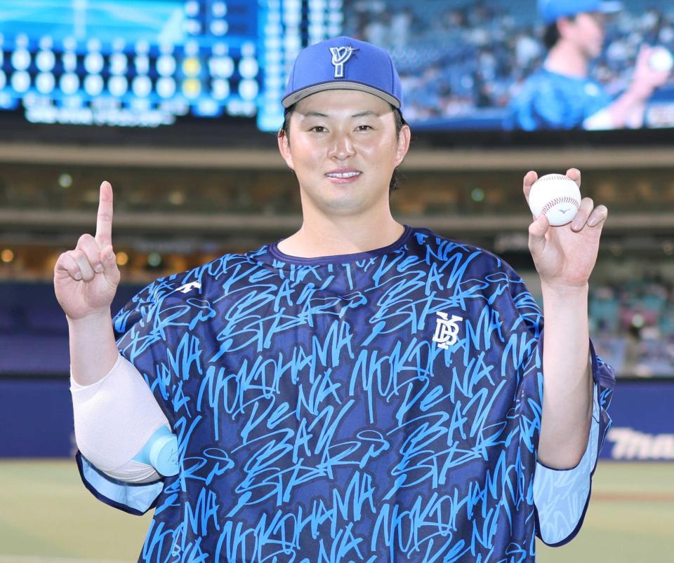 　プロ初勝利を挙げ、ウイニングボールを手に笑顔を見せる竹田