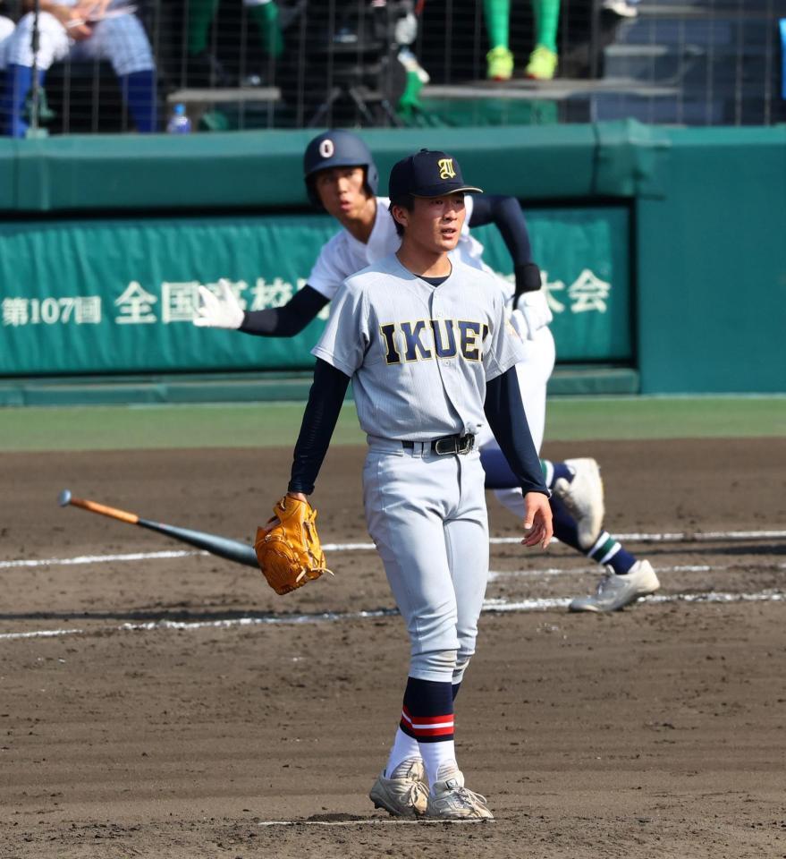 　３回、仙台育英・吉川陽大は沖縄尚学・比嘉大登に勝ち越し二塁打を許す（撮影・山口登）