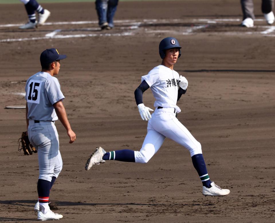 　３回、左越えに勝ち越し適時二塁打を放った沖縄尚学・比嘉大登は打球がスタンドに入りホームランと思いベースを回る（撮影・山口登）
