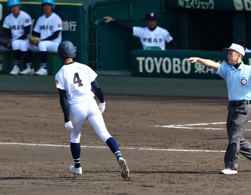 　３回、左越えに勝ち越し適時二塁打を放った沖縄尚学・比嘉大登は打球がスタンドに入りホームランと思いベースを回るも、塁審に二塁へ戻るように指示される（撮影・山口登）