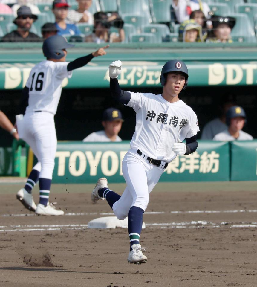 　３回、勝ち越しの二塁打を放ち喜ぶ沖縄尚学・比嘉