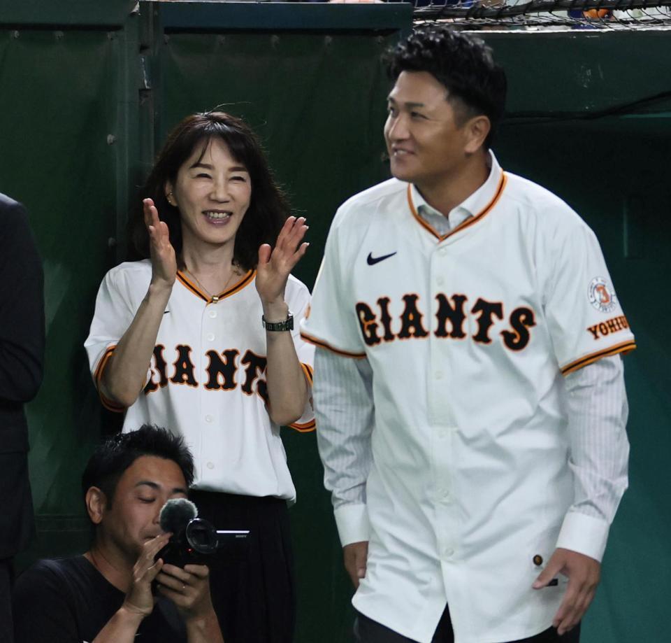 　グラウンドへ向かう高橋由伸氏を見送る長島三奈さん＝１６日