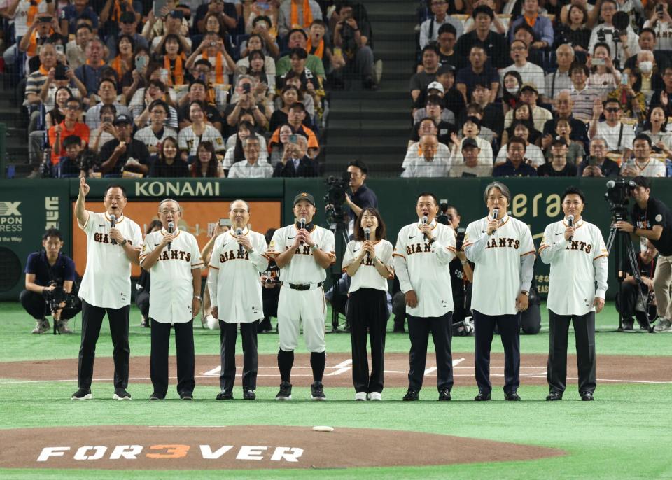 プレイボールコールを行う（左から）中畑清氏、堀内恒夫氏、王貞治氏、巨人・阿部慎之助監督、長嶋三奈さん、原辰徳氏、松井秀喜氏、高橋由伸氏＝１６日