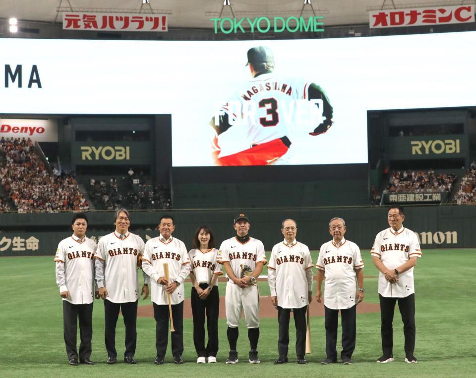 記念撮影する（左から）高橋由伸氏、松井秀喜氏、原辰徳氏、長島三奈さん、巨人・阿部慎之助監督、王貞治氏、堀内恒夫氏、巨人・中畑清ＯＢ会長＝１６日