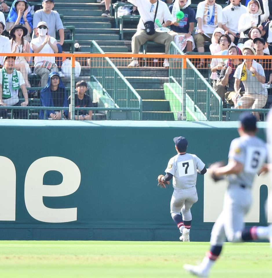 　３回、沖縄尚学・比嘉大登の打球が左翼フェンスを越えてエンタイトルツーベースになる（撮影・開出牧）