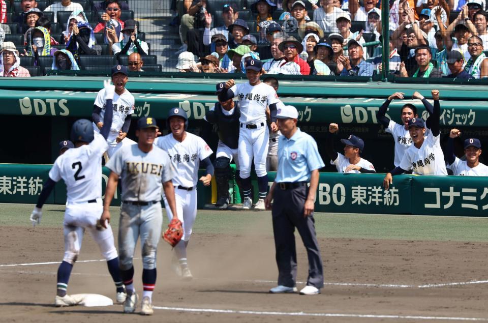 　１１回、沖縄尚学・宜野座恵夢の適時三塁打に盛り上がる沖縄尚学ナイン（撮影・山口登）