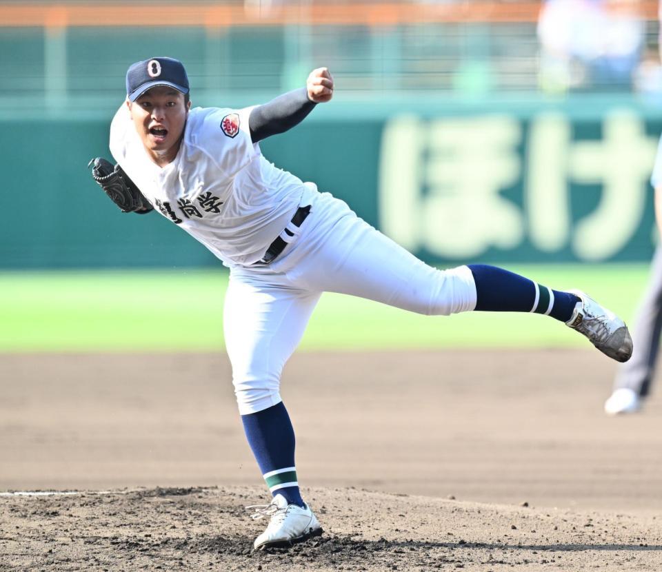 　先発し力投する沖縄尚学・末吉