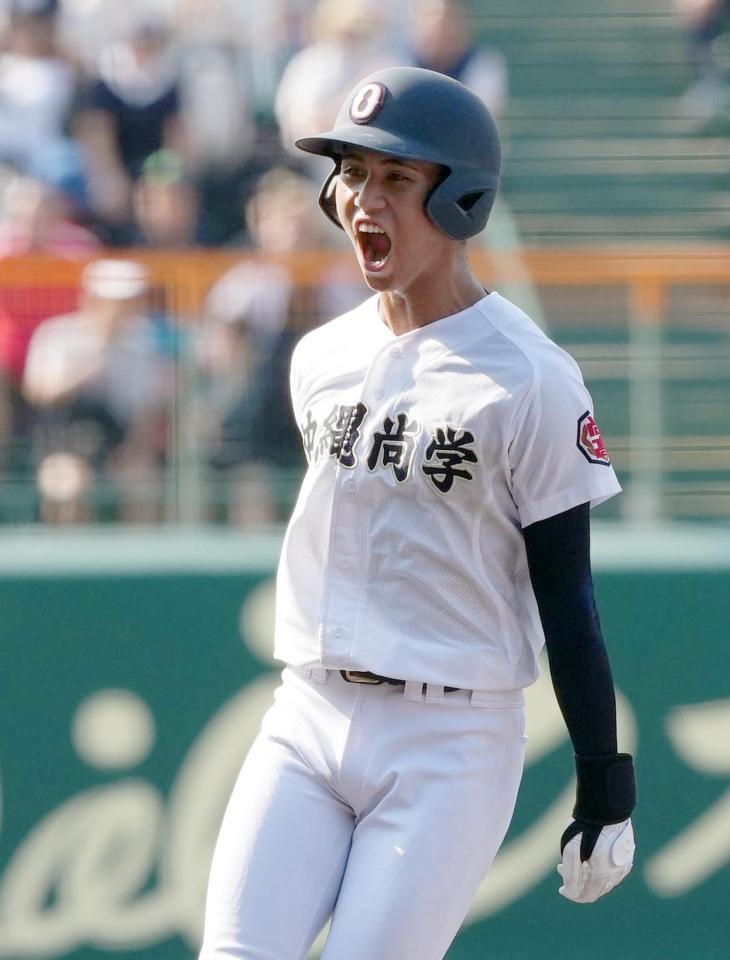 　３回、勝ち越しの二塁打を放ち喜ぶ沖縄尚学・比嘉