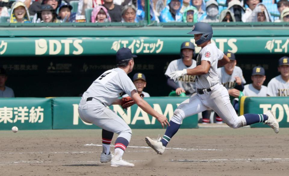 　１１回、沖縄尚学・安谷屋の遊ゴロで今野の一塁転送が悪送球となり仙台育英は勝ち越しを許す