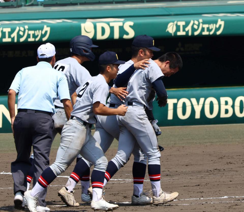 　試合終了し、仙台育英・吉川陽大（右）はナインに抱えられ整列に向かう（撮影・山口登）