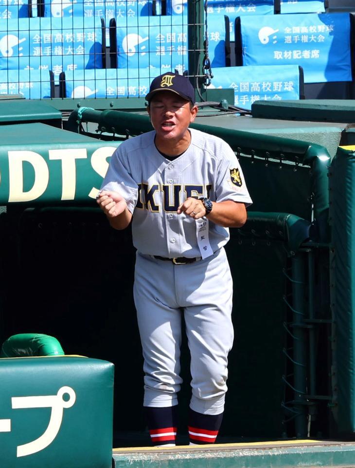 　６回、ベンチから指示を出す仙台育英・須江航監督（撮影・山口登）