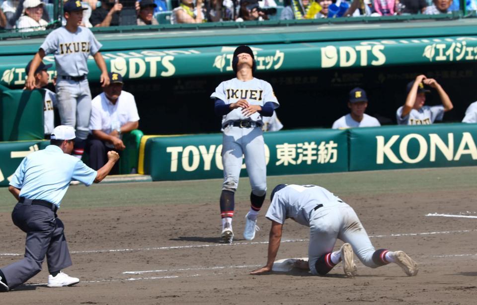 　１０回、仙台育英・中岡の一直で一塁走者の仙台育英・高田庵冬は帰塁できず併殺となる（撮影・山口登）