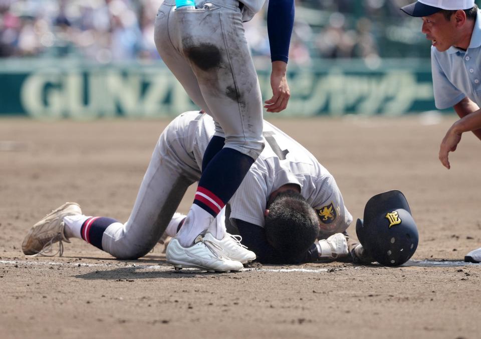 　１１回、最後の打者となり、グラウンドにうずくまる仙台育英・吉川