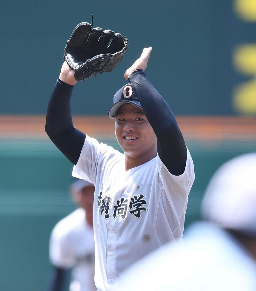 　１１回、仙台育英・吉川陽大を二ゴロに打ち取り会心の笑みを浮かべる沖縄尚学・末吉良丞（撮影・開出牧）