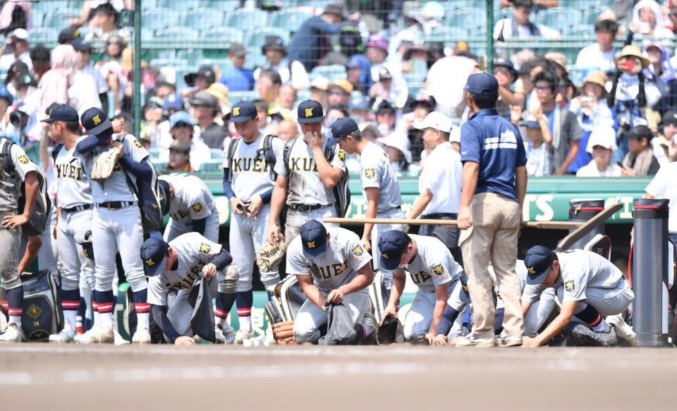 　沖縄尚学に惜敗し甲子園の土を拾う仙台育英ナイン（撮影・開出牧）
