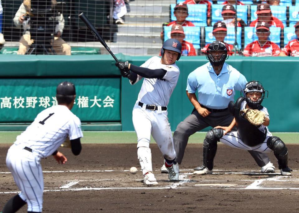 　６回、中前に適時打を放つ横浜・小野舜友（撮影・山口登）