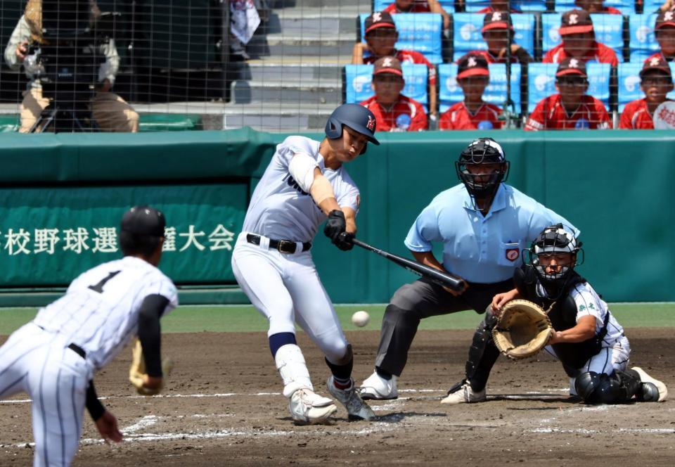 　８回、右前に適時打を放つ横浜・阿部葉太（撮影・山口登）
