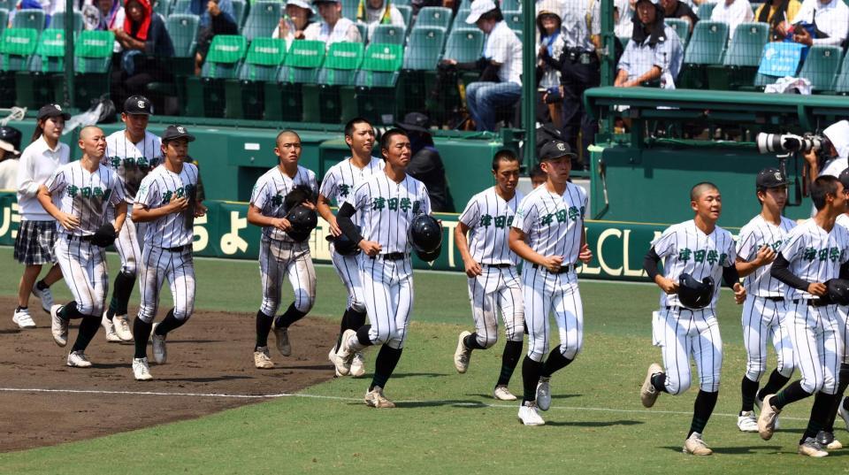 　横浜に敗れ、応援団にあいさつに向かう津田学園ナイン（撮影・山口登）