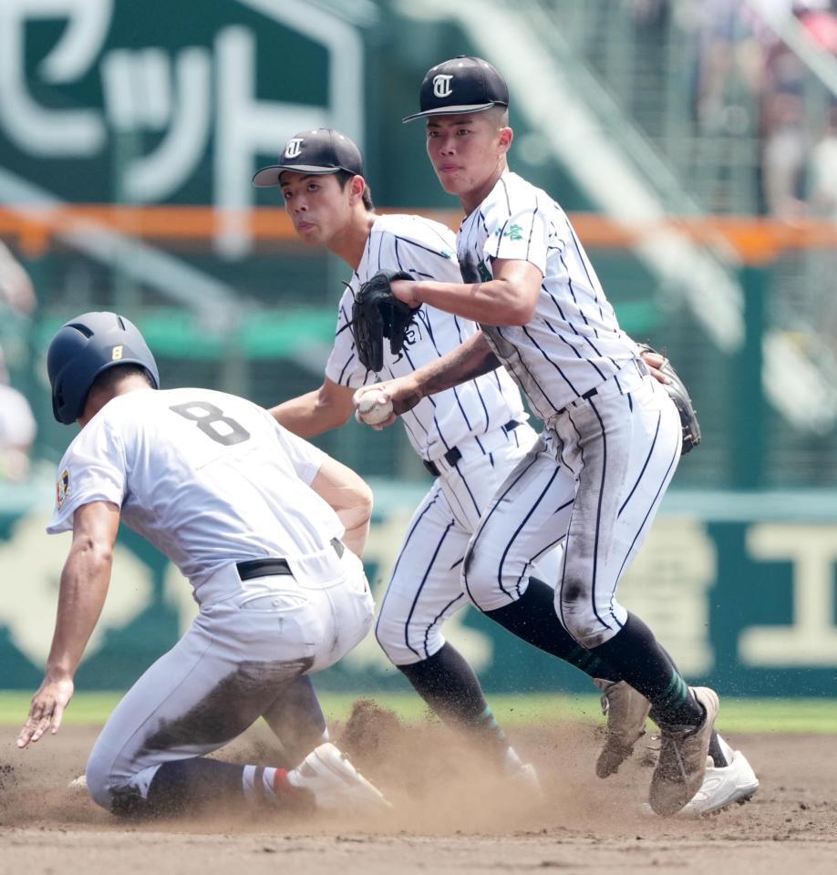 　３回、横浜・奥村頼の遊ゴロで阿部葉（左）を二封し、一塁転送で併殺とする津田学園・石井（右）。中央は二塁手・伊藤