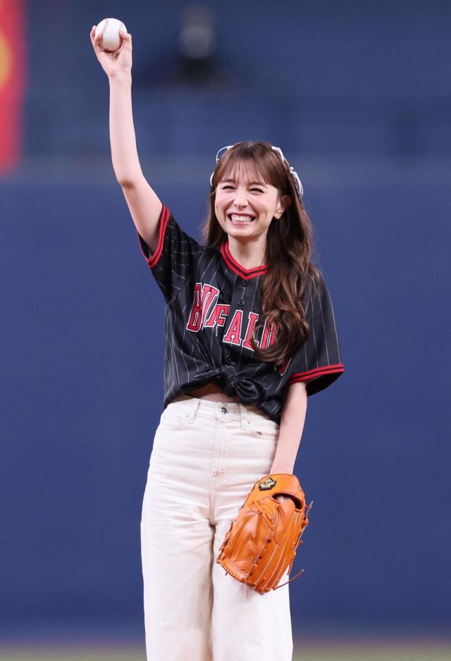 　始球式を務めるＭａｙ　Ｊ．（撮影・立川洋一郎）