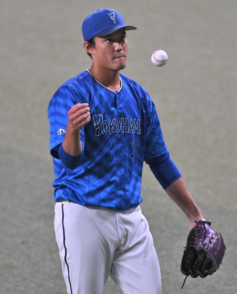 　キャッチボールする藤浪