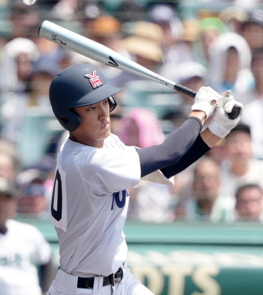 　３回、右前打を放つ横浜・織田翔希