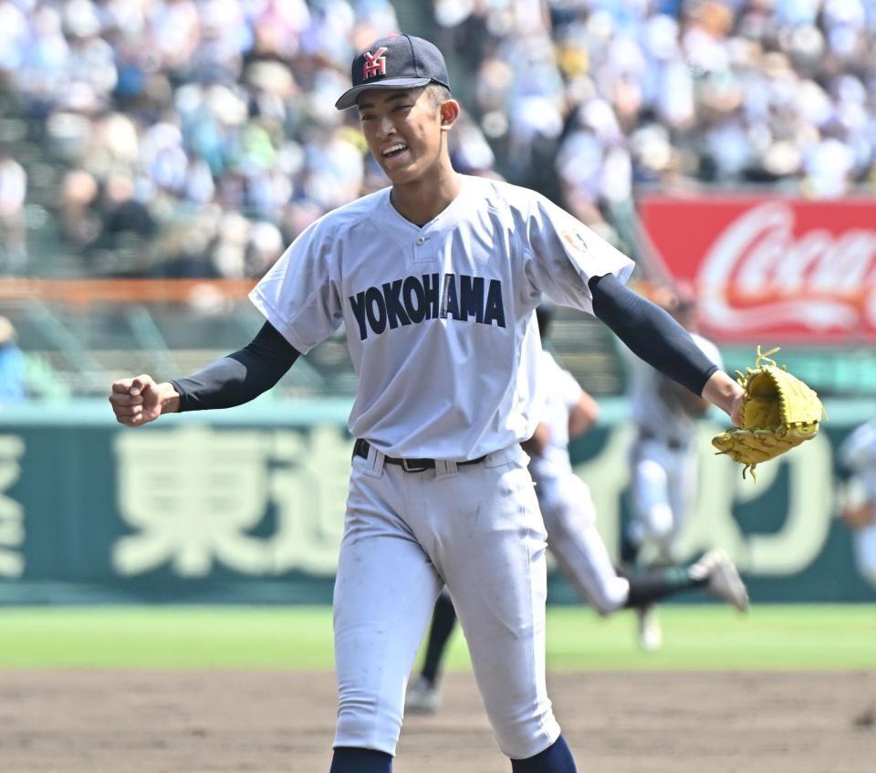 　津田学園に完封勝利し、笑顔の横浜・織田翔希（撮影・西田忠信）