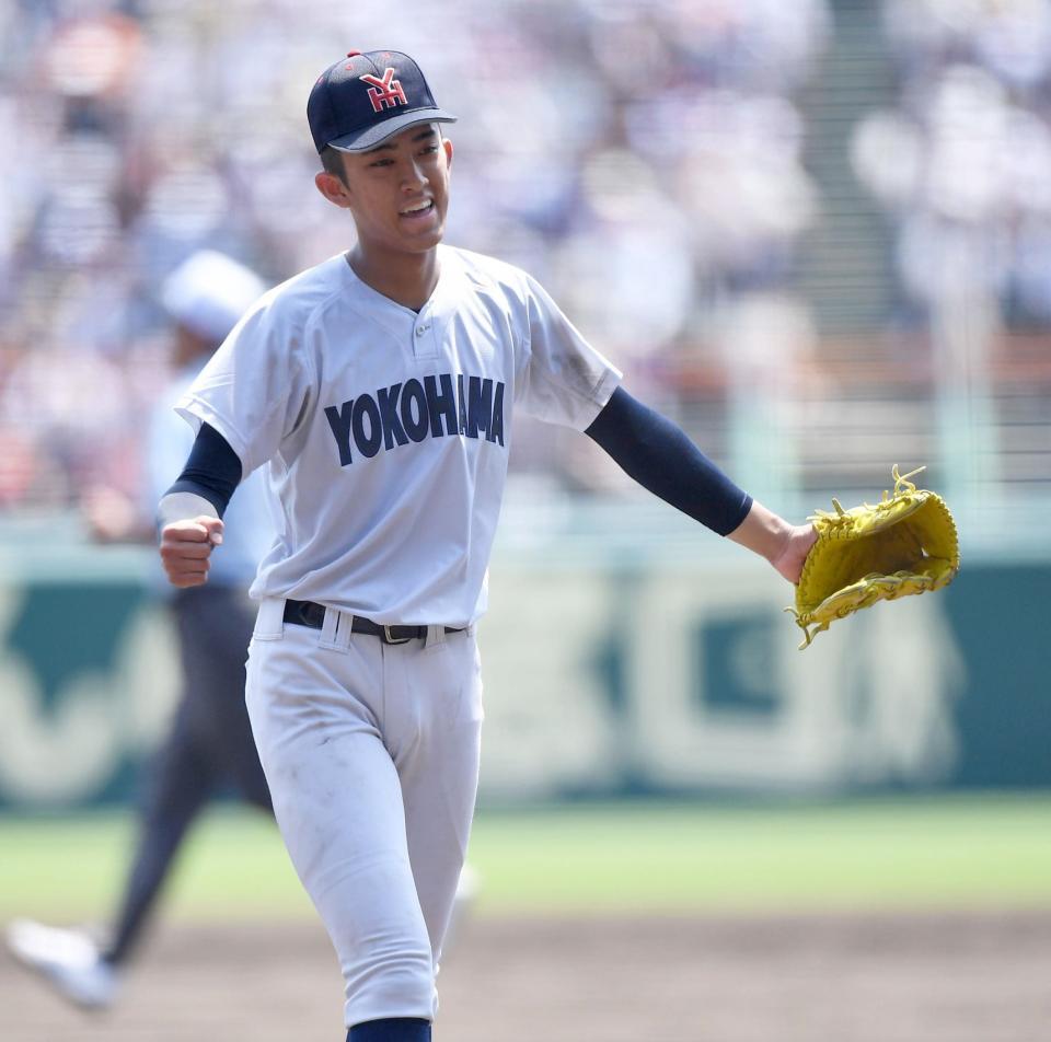 　完封勝利で準々決勝進出を決めガッツポーズを決める横浜・織田翔希（撮影・開出牧）