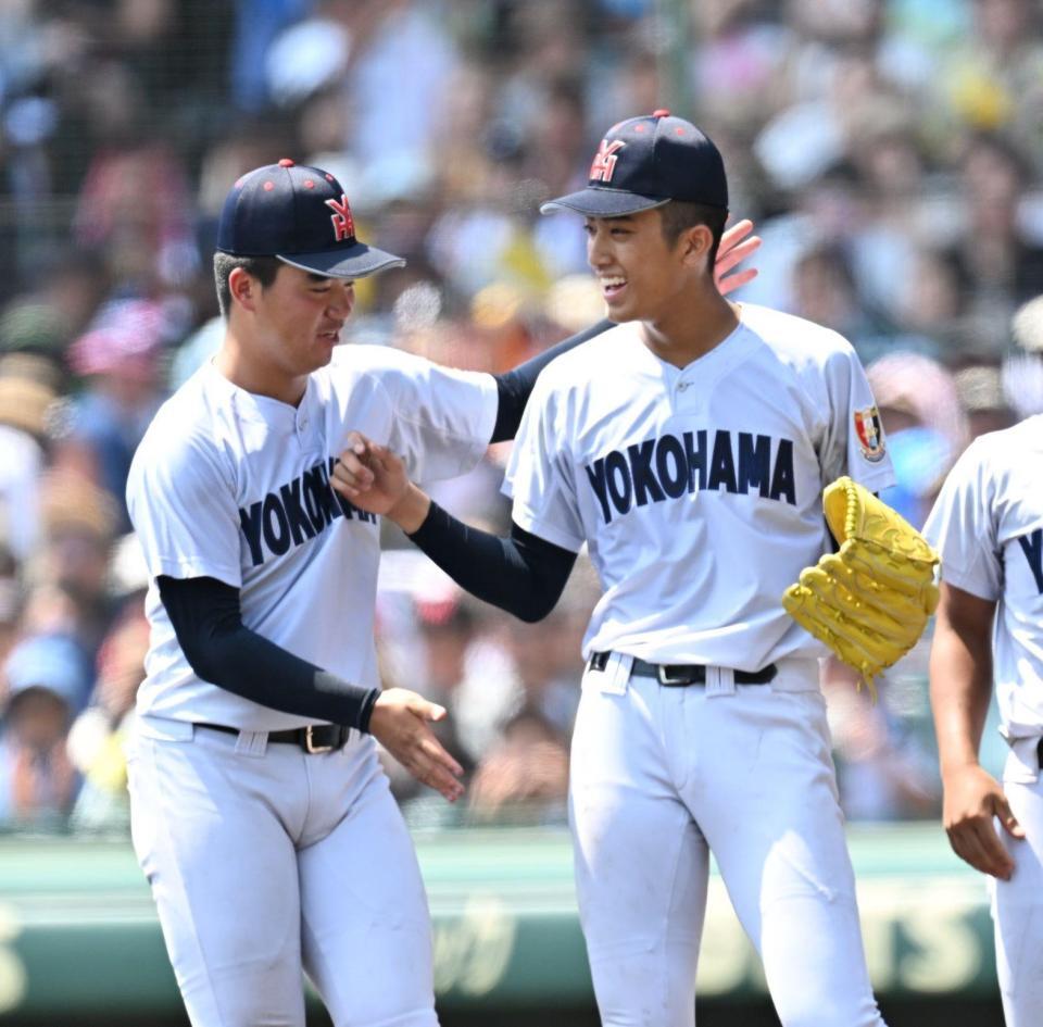 　完封勝利を挙げて笑顔を見せる横浜・織田（右）