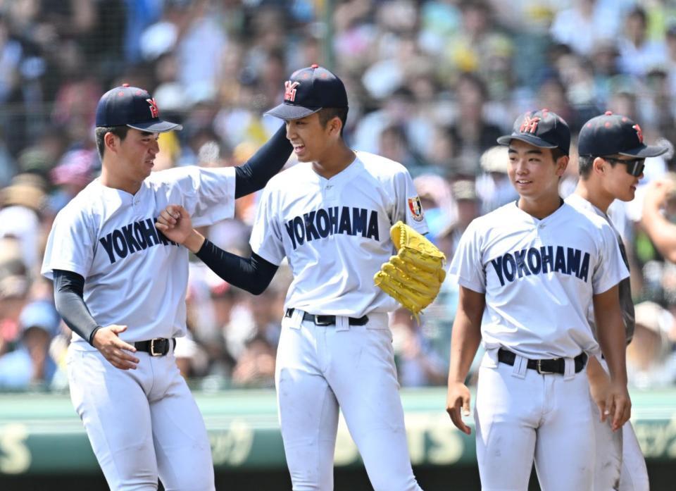 　完封勝利を挙げて笑顔を見せる横浜・織田（中央）