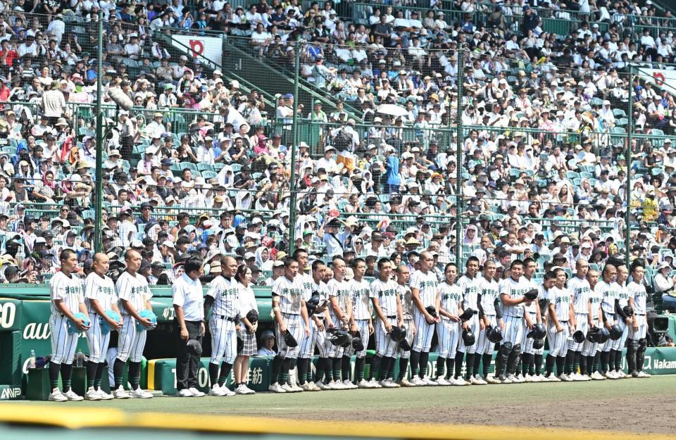 　敗戦後、整列する津田学園ナイン（撮影・西田忠信）
