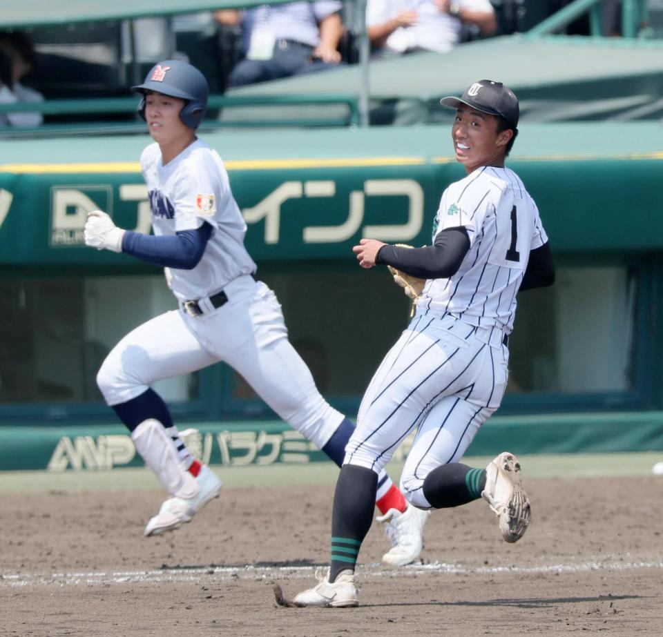 　８回、横浜・奥村頼に適時打を許す津田学園・桑山