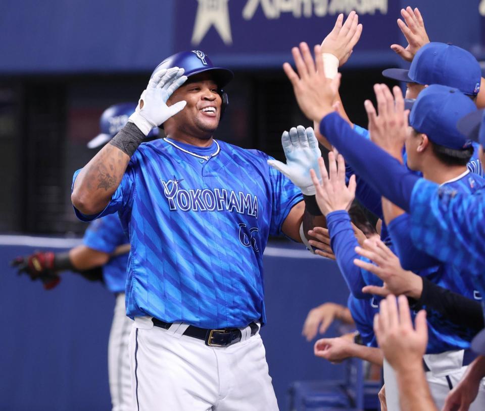 　２回、中越えソロを放ち、ナインとタッチを交わすビシエド