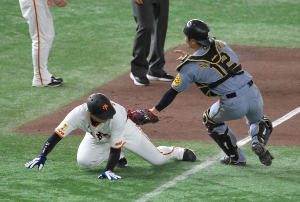 　２回、中山の二ゴロで三本間に挟まれ、アウトになる三走・岸田。右は捕手・坂本（撮影・伊藤笙子）