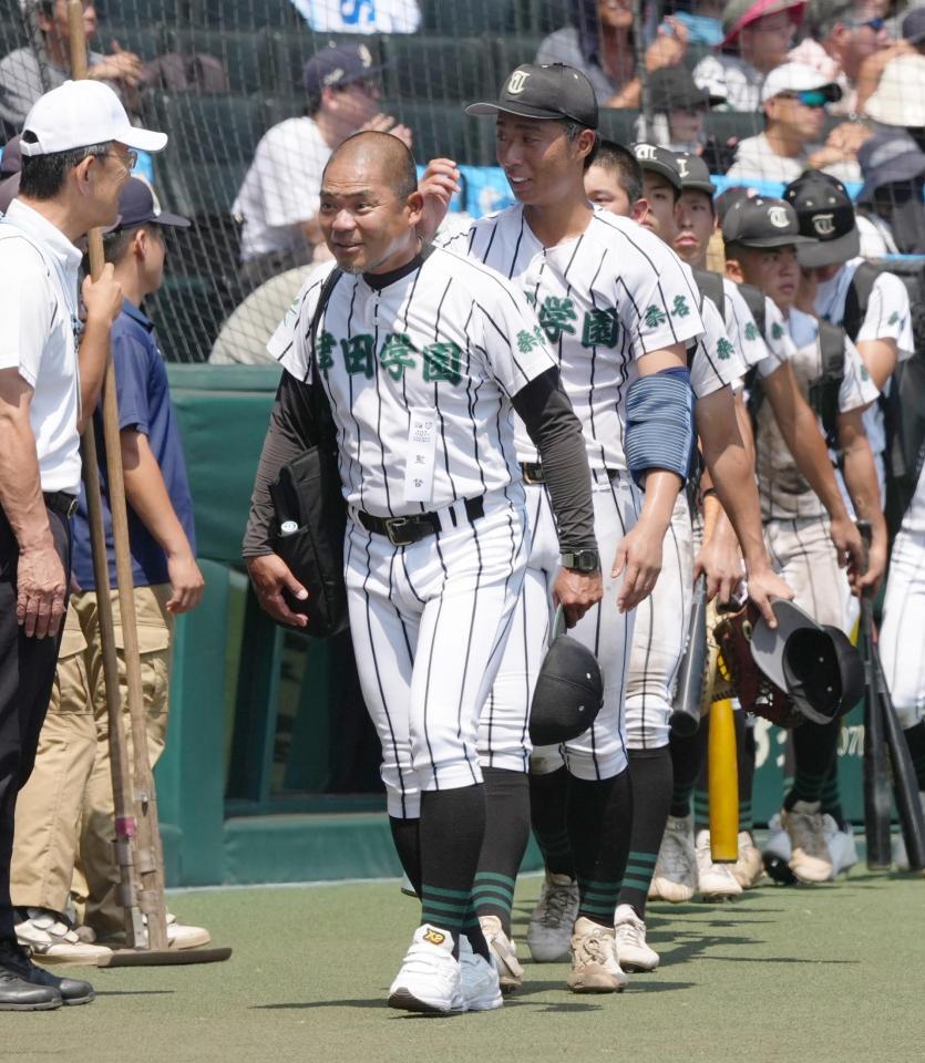 　横浜に敗れ、ナインとグラウンドから引き揚げる津田学園・佐川監督