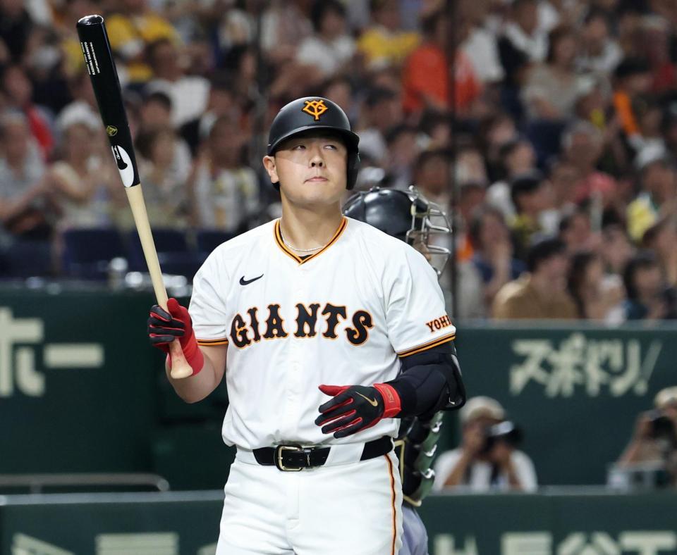 　３回、空振り三振に倒れた岡本