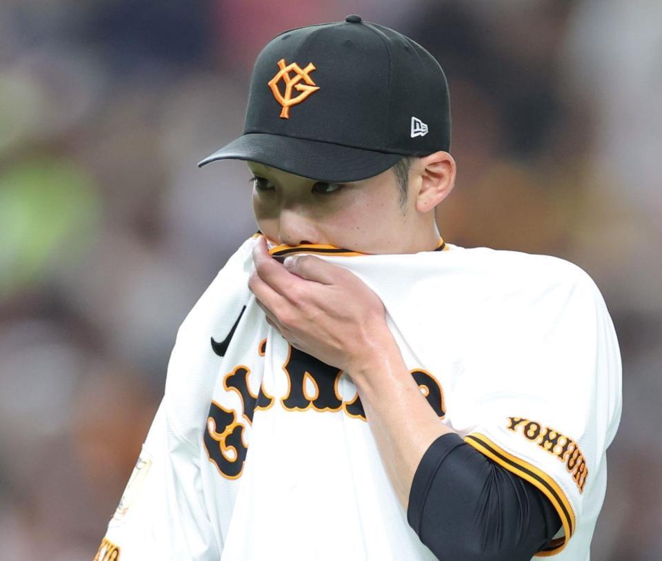 　４回、３点を失い、汗を拭いながらベンチへ引き揚げる赤星（撮影・西岡正）