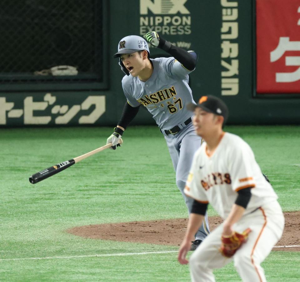 　４回、赤星から先制適時打を放つ高寺（撮影・金田祐二）