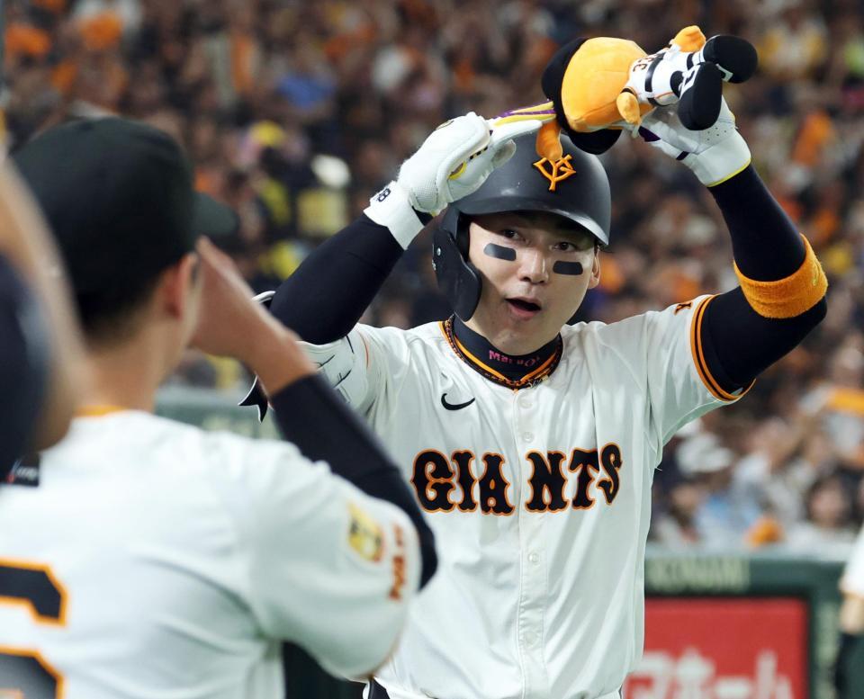 　５回、右越えソロを放ち、ナインに迎えられる丸