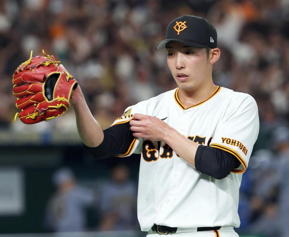 　４回表を終え、ベンチに戻る赤星