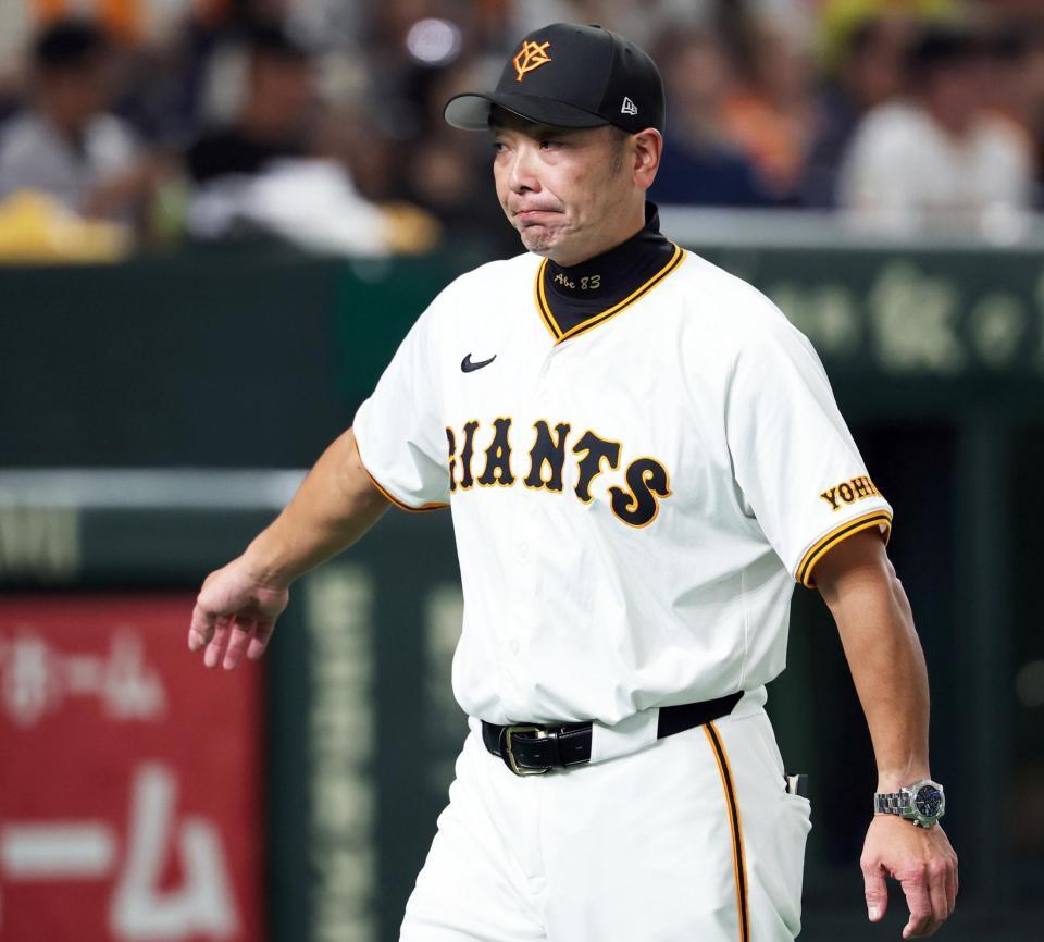 　４回裏を終え、選手交代を告げた阿部監督