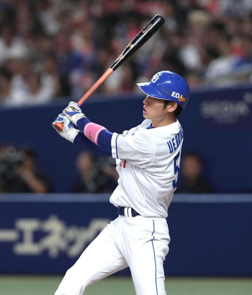 　６回、同点となるソロを放つ上林（撮影・北村雅宏）